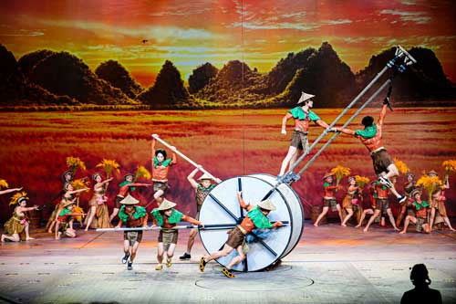 nhiều tờ b&aacute;o uy t&iacute;n đ&atilde; gọi thi&ecirc;n h&ugrave;ng ca l&agrave; sử thi s&acirc;n khấu